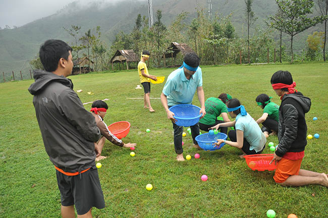 Nhặt bóng - trò chơi team building cho trẻ em