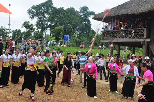 Ném còm tại Làng văn hóa du lịch các dân tộc Việt Nam